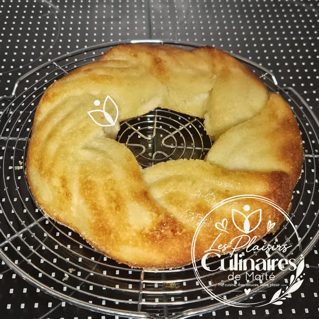 Couronne tressée yaourt et pommes avec croute en sucre